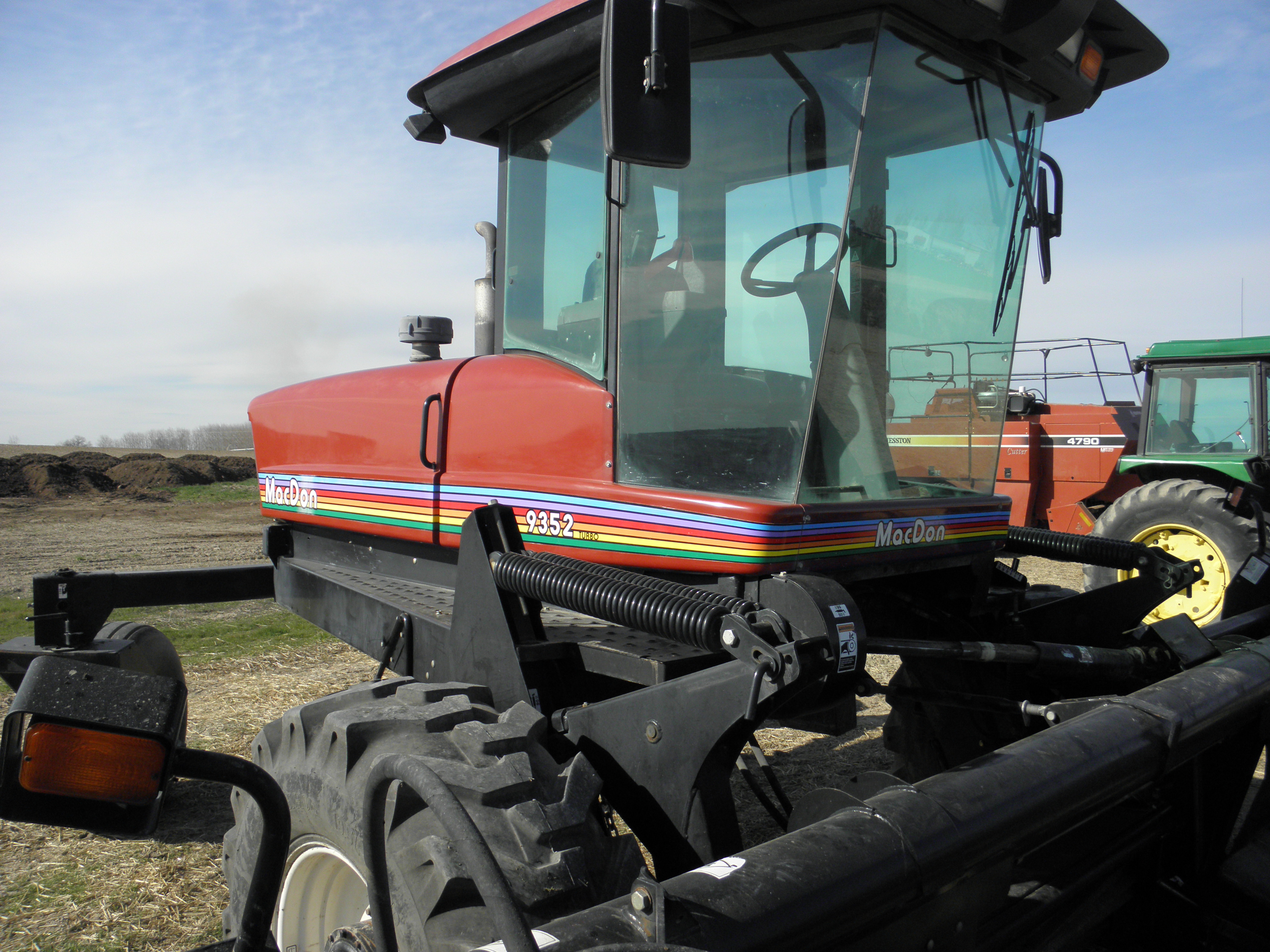 Macdon 9352 turbo swather w/15' 972 draper head 2370hrs , field ready