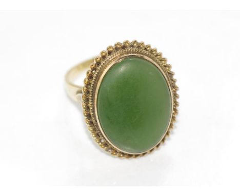 Vintage yellow gold and nephrite jade ring marked 18K, weight: approx 9 grams, size: W/11