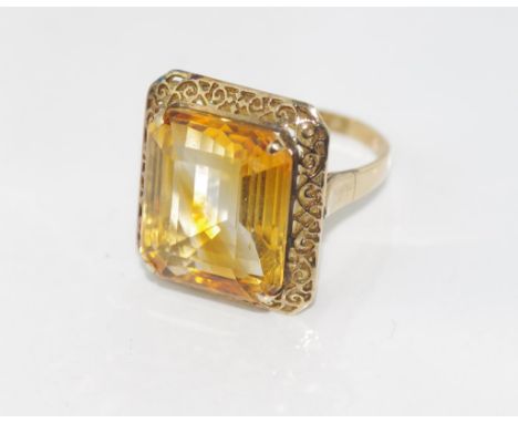 Vintage yellow gold and large citrine ring marked 18K, weight: approx 9.73 grams, size: S-T/9