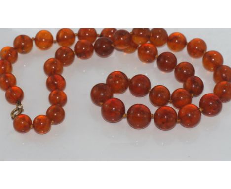 Vintage graduated honey amber necklace size: approx 72cm length