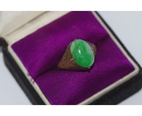 Vintage jade ring set in brass, size: N/6-7