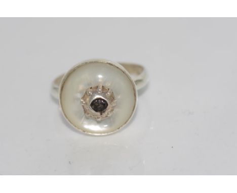 Silver ring with mother of pearl and diamond size: O/7