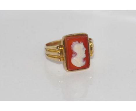 Antique 9ct, hardstone cameo ring weight: approx 4.26 grams, size: Q-R/8