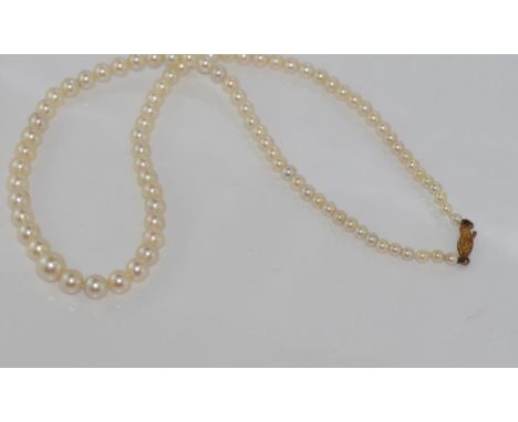 Graduated pearl necklace with clasp marked 9ct, size: approx 45cm length