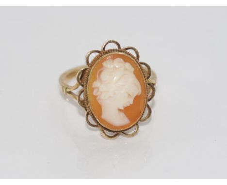 9ct yellow gold and cameo ring weight: approx 3.75 grams, size: R/8