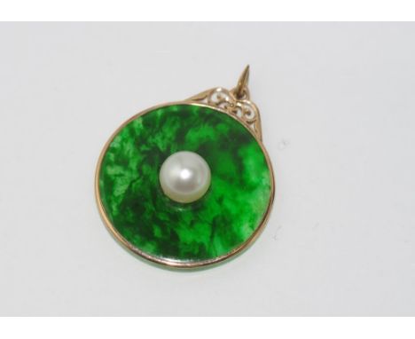 Boxed 10ct yellow gold, jade and pearl pendant total weight: approx 3.56 grams