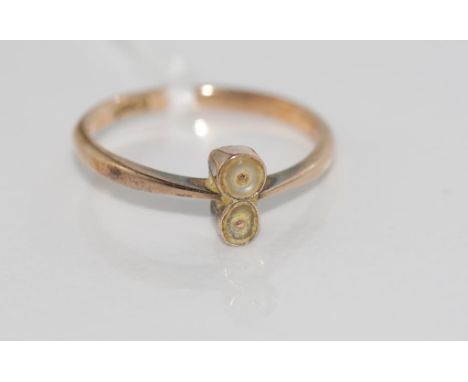 Delicate vintage 9ct gold and MOP ring weight: approx 1.35 grams, size: K/5