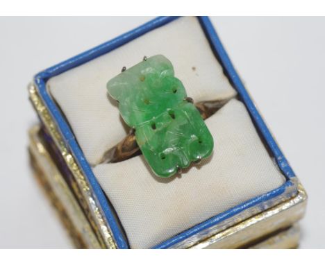 Vintage yellow gold and carved jade ring gold tests as 12ct, size: O/7, with Chinese characters in inside shank, total weight