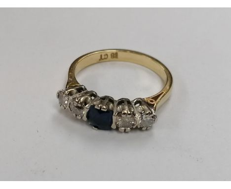 AN 18CT YELLOW GOLD DIAMOND AND SAPPHIRE FIVE STONE RING, WEIGHT 3.7 G 