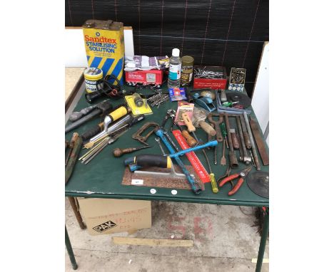 A LARGE COLLECTION OF TOOLS TO INCLUDE SAWS, DRILL BITS, PLIERS, BATTERY CHARGER ETC 