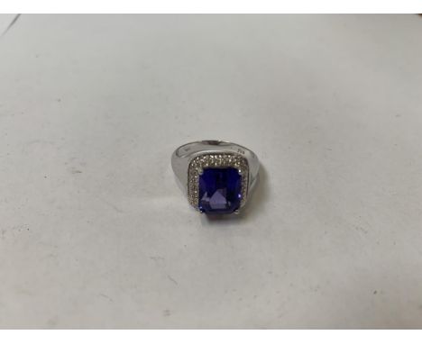 A TANZANITE AND DIAMOND 14K WHITE GOLD CLUSTER RING, RING SIZE N 1/2, WEIGHT 5.7G 