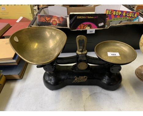 A SET OF VINTAGE BOOTS WEIGHING SCALES 