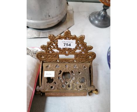 A VINTAGE BRASS ORNATE TOILET ROLL HOLDER 