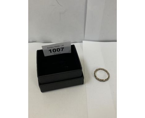 A 9CT GOLD AND SILVER RING 