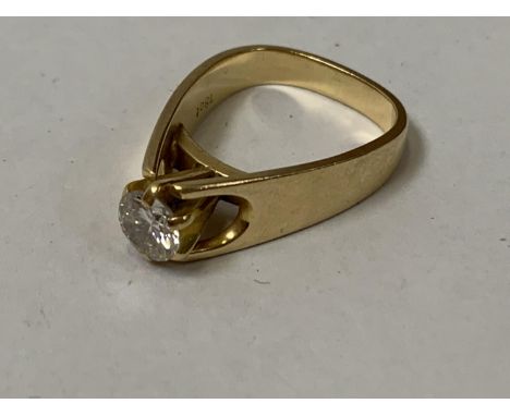 A SINGLE STONE 18CT YELLOW GOLD DIAMOND RING, DIAMOND APPROX 0.67CT, ESTIMATED COLOUR J-K, CLARITY S12-P1, RING SIZE I, WEIGH