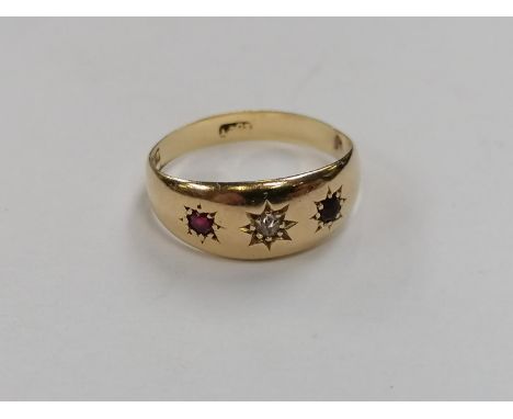 A CHILD'S 18CT YELLOW GOLD DIAMOND AND RUBIES RING, WEIGHT 2.6 G 