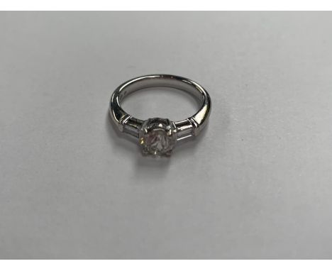 A 1.22 CARAT 18CT WHITE GOLD RING, 5 GRAMS 