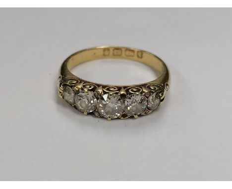 A LADIES 18CT YELLOW GOLD DIAMOND FIVE STONE RING, APPROX DIAMOND WEIGHT 1.4-1.6 CARATS, WEIGHT 4.2 G 