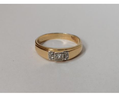 A LADIES DIAMOND THREE STONE RING, TESTED FOR 9CT YELLOW GOLD BUT UNMARKED BAND, WEIGHT 4.4 GRAMS, UK SIZE U 