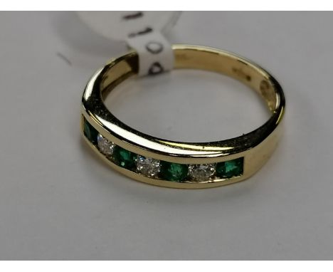 A 9CT YELLOW GOLD EMERALD AND DIAMOND ETERNITY RING, INSURANCE VALUE £2635.00 