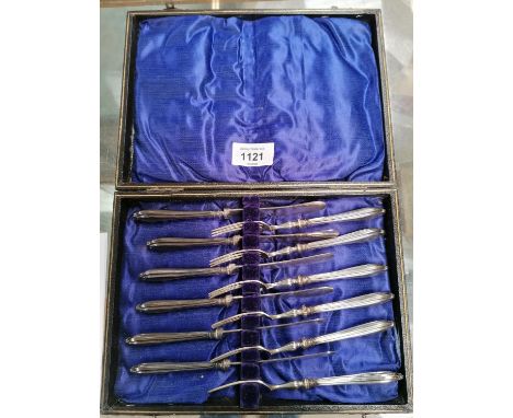 A VINTAGE CASED KNIFE AND FORK SET WITH HALLMARKED SILVER HANDLES 