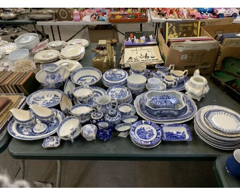 A HUGE COLLECTION OF ENGLISH BLUE AND WHITE PATTERNED CHINA TO INCLUDE JUGS, PLATES, CUPS ETC 