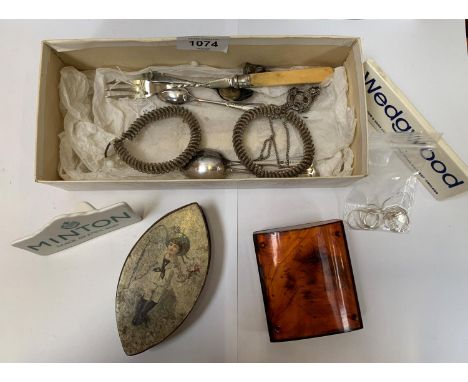 A BOX OF ASSORTED ITEMS TO INCLUDE TWO CERAMIC POTTERY NAME PLAQUES, FLATWARE, NECKLACE ETC 