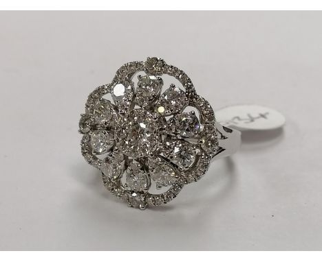 A LADIES 18CT WHITE GOLD DIAMOND CLUSTER RING, DIAMOND WEIGHT 2.25 CARATS, WEIGHT 6.6 GRAMS, CLARITY I 1, COLOUR G-H 