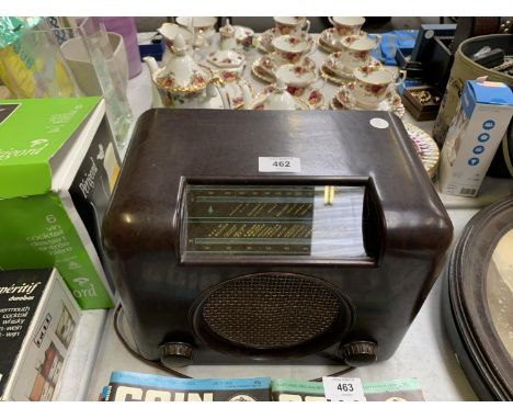 A VINTAGE BAKELITE RADIO 