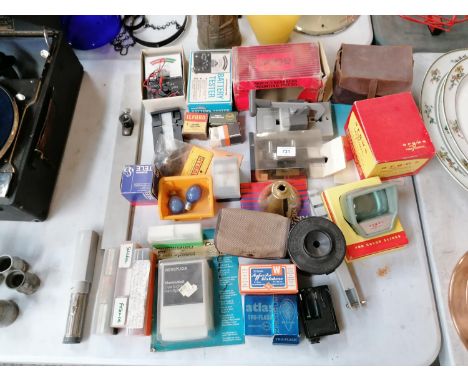 A MIXED GROUP OF ASSORTED CAMERA RELATED ITEMS AND ACCESSORIES 