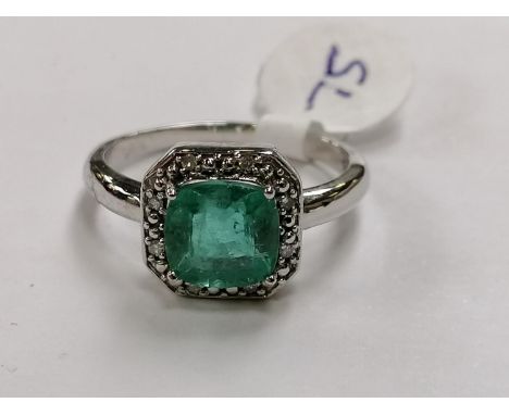 A 9CT WHITE GOLD DIAMOND AND EMERALD RING, EMERALD 1.51 CARATS, WEIGHT 2.9 GRAMS, INSURANCE VALUE £3295.00 