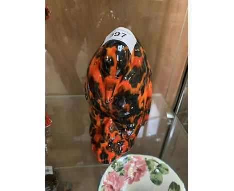 AN ANITA HARRIS HAND PAINTED CERAMIC PENGUIN MODEL 