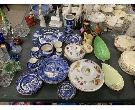 A LARGE GROUP OF CERAMICS TO INCLUDE TUREENS, PLATES, JUGS, TEA CUPS, DISHES ETC 
