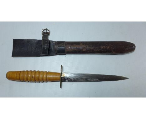 A WOODEN HANDLED FAIRBURN SYKES KNIFE AND SCABBARD, 17 CM BLADE 