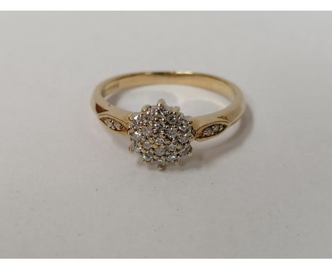 A LADIES 9CT YELLOW GOLD DIAMOND CLUSTER RING, WEIGHT 2.7 GRAMS, UK SIZE P 