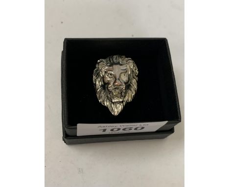 A WHITE METAL LION GENTS RING 