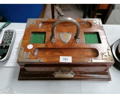 A OAK AND METAL BANDED VINTAGE DESK INKWELL STAND 