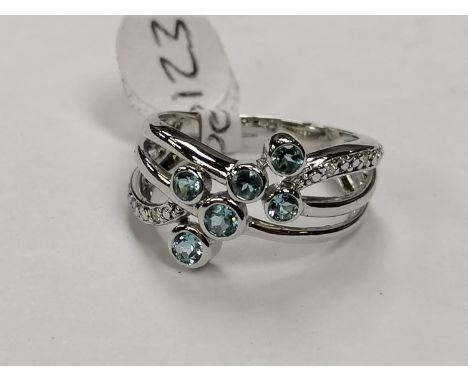 A 9CT WHITE GOLD DIAMOND AND BLUE STONE RING, INSURANCE VALUE £1885.00 