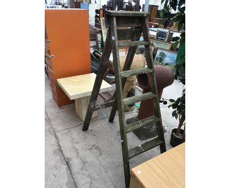A VINTAGE FIVE RUNG STEP LADDER 