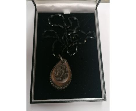 A VICTORIAN JET NECKLACE WITH CARVED PORTRAIT PENDANT 