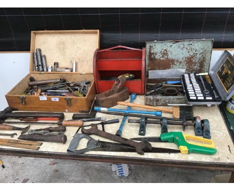 A LARGE COLLECTION OF TOOLS TO INCLUDE HAMMER, CHISEL, SAWS, WHEELBRACE, SOCKETS, WOODEN TOOL BOX ETC 