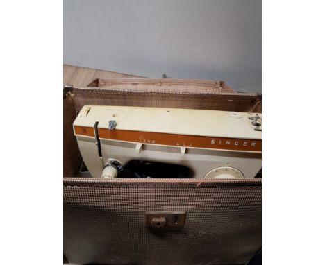 VINTAGE SINGER SEWING MACHINE IN ORIGINAL CARRY CASE