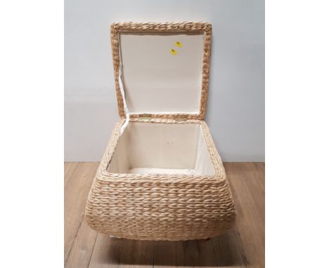 VINTAGE WICKER SEWING BASKET