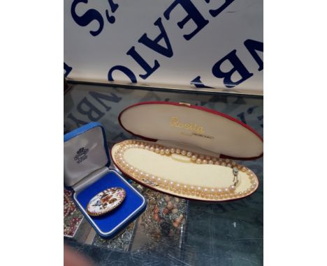 2 SETS OF VINTAGE PEARLS PLUS AYNSLEY BROOCH