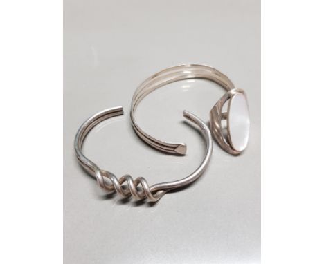 SILVER DRESS RING WITH MOTHER OF PEARL CENTRE PLUS 2 SILVER BANGLES 43.9G