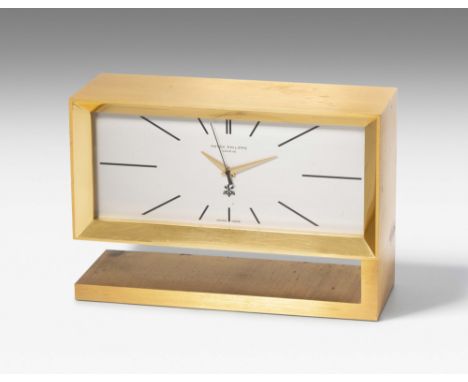 Tischuhr Patek PhilippeGenf, 1974. Hergestellt für den Schweizerischen Bankverein. Massives, vergoldetes Messinggehäuse. Vers