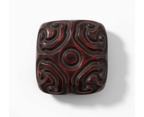 Manjû-Lack-NetsukeJapan, 19.Jh. Schwarzer und roter Mokume-/Guri-Lack. Netsuke in Form einer Schatulle bschnitzt mit Ruyi-Mot