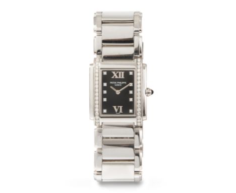 Patek Philippe "Twenty-4", um 2000Ref. 4910/10A-001. Edelstahl Gehäuse Nr. 22763, 30x25 mm. Quarz Cal. E15, Werk Nr. 1657490/