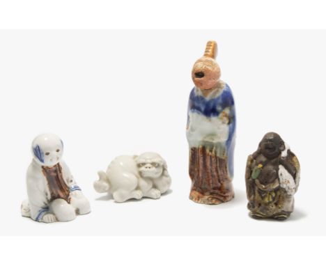 Lot: 3 Porzellan-Netsuke und 1 kleine PorzellanfigurJapan, Anfang 20.Jh. Karakuri-Netsuke in Form eines Affen mit Kopf und Zu