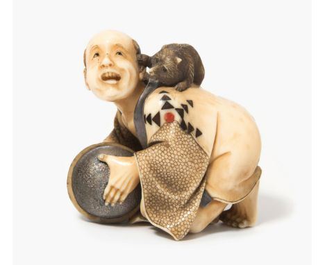 Netsuke von Yasumasa(Homei) Japan, Meiji-Zeit. Elfenbein. Eingelegt mit Perlmutt, Schildpatt und gefärbtem Elfenbein. Teilwei